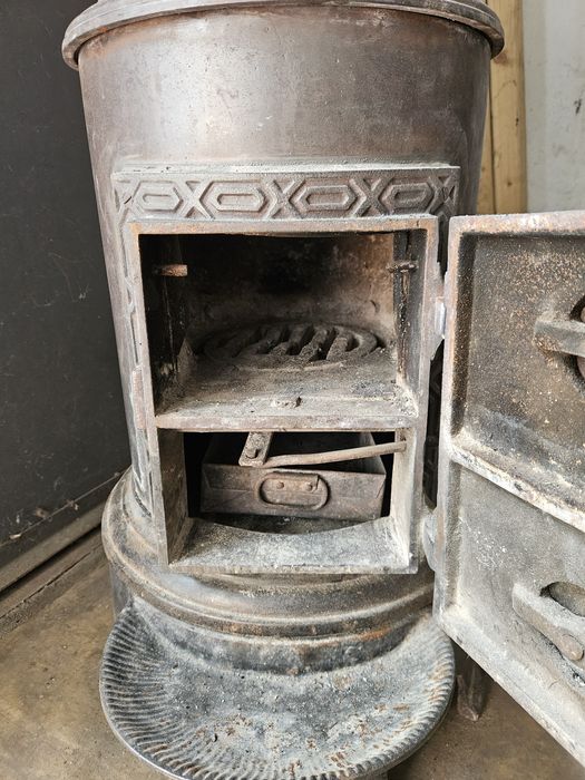 Kominek żeliwny, koza.