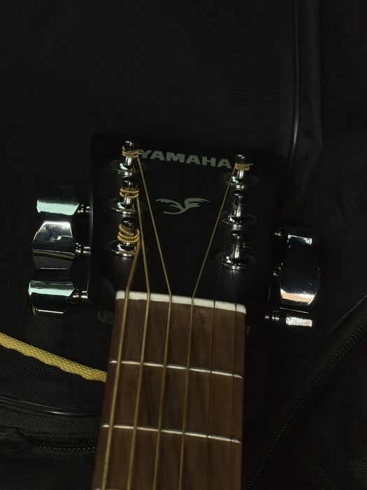Акустическуя гитара Yamaha FS100C + чехол