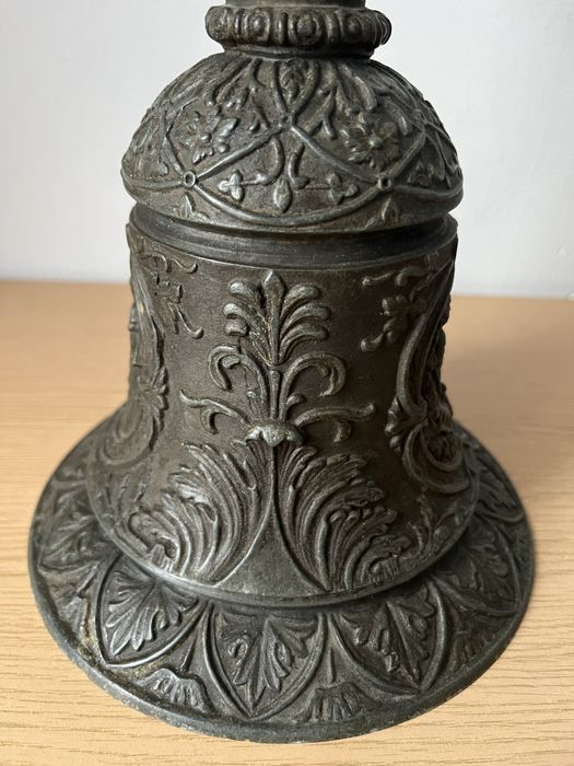 stara polska lampa naftowa stojąca dzwon zdobiona sceny żłobienia