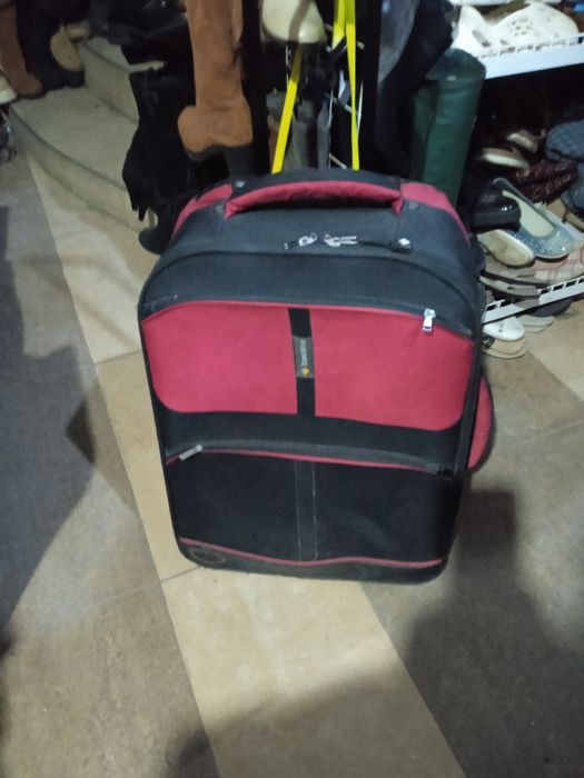 Продам чемодан/  63см высота/ на полиритановых колесах