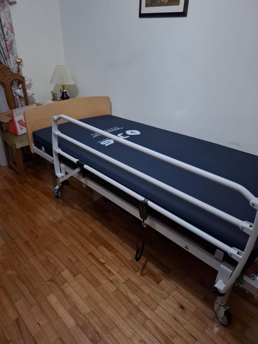 Cama articulada e colchão como novo