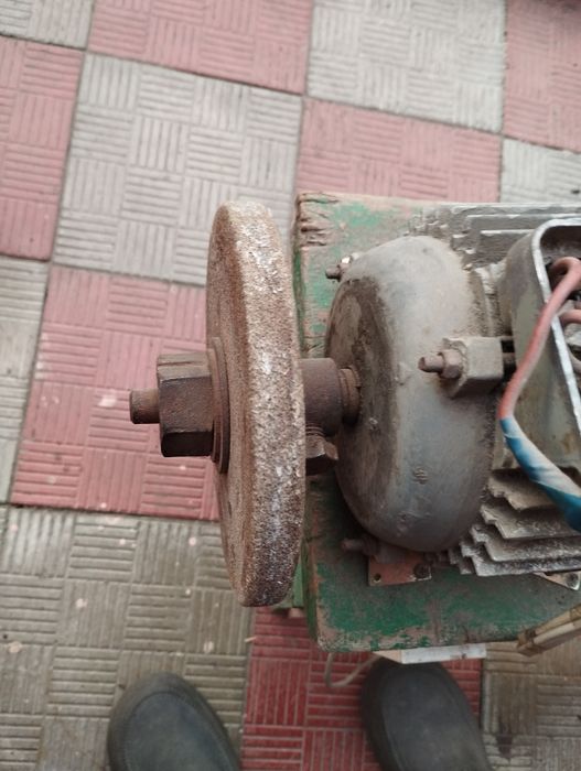 Електродвигун з минулого століття в гарному стані
