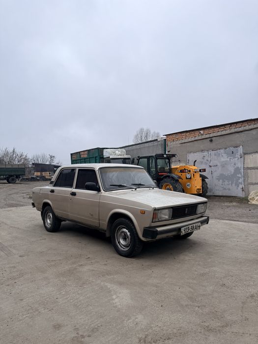 Продам ВАЗ 2105 1991 года. По кузову целая, без гнили. Автомобиль технически в хорошем состоянии. Нужно прокачать тормоза. Двигатель 1.5 работает отлично, по ходовой все нормально. Резина зимняя. По электрике все работает. Печка греет. Авто находится в г. Днепр. Смотреть в районе Комунара.