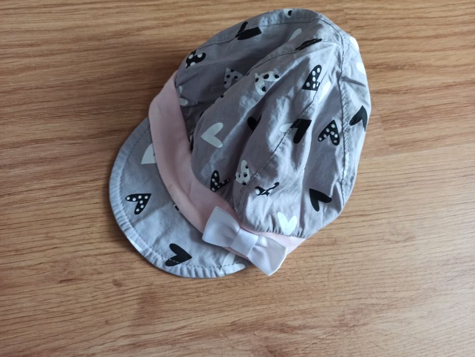 Wiosenna czapeczka 50 szara w serduszka