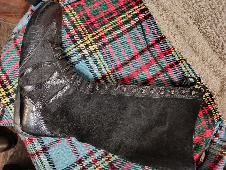 Жіночі легенькі сапожки. Демісезонні. Регулюються  зручно шнурівкою.