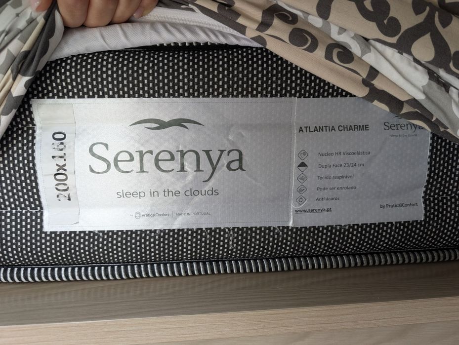 Cama casal + colchão + mesa de cabeceira