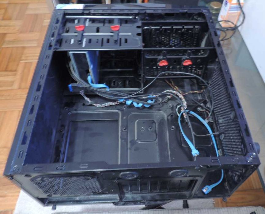 Caixa de PC Mid Tower marca Gigabyte modelo IF233