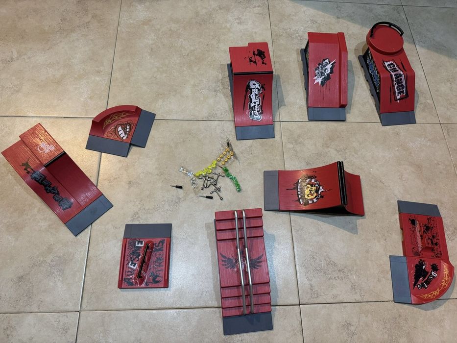 Vários Skatepark para mini skates com acessórios