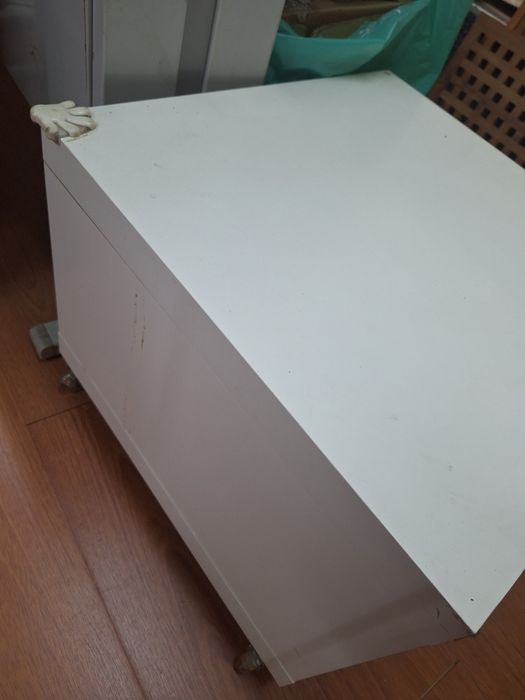 Vendo mesa de apoio . Cor branca. Com algum uso mas em bom estado. Medidas : 50 cm × 50 cm