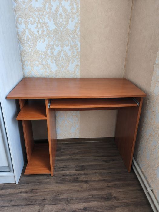 стіл комп'ютерний