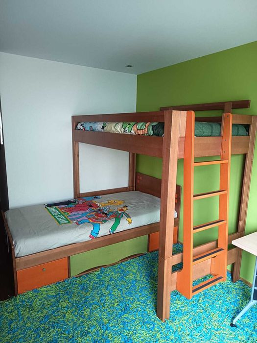 Beliche adulto em bom estado, com colchões e roupa de cama incluídos 300€. As camas dá para desmontar  e montar individual.