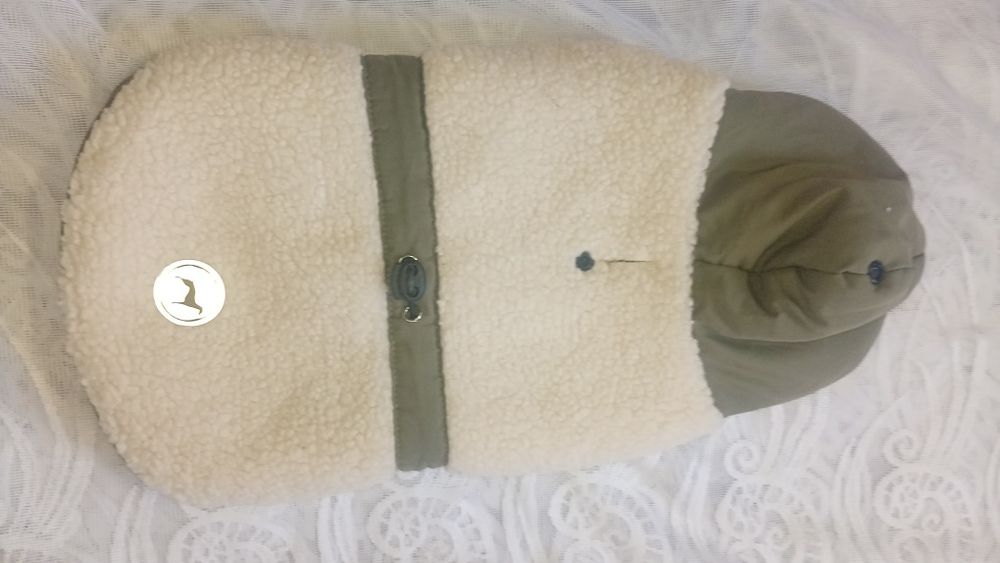 Комбинезоны дождевики, куртки для собак разные и разных размеров.