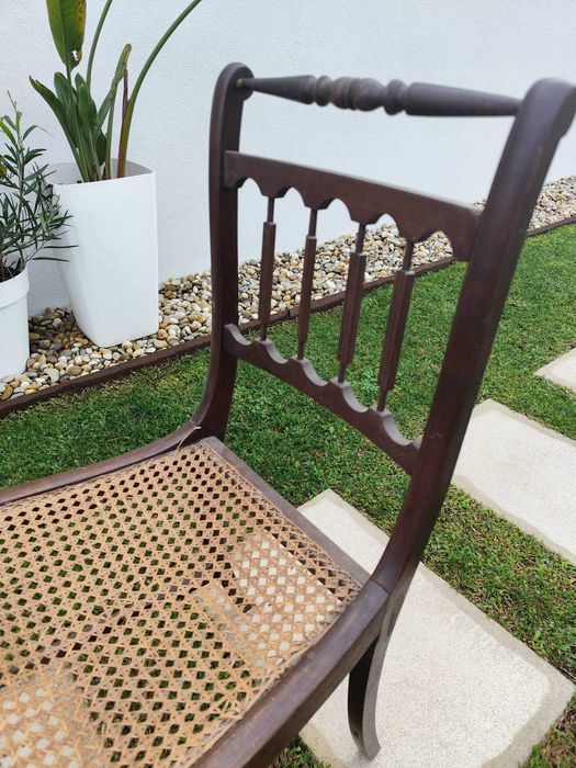 Cadeira em madeira trabalhada e palhinha