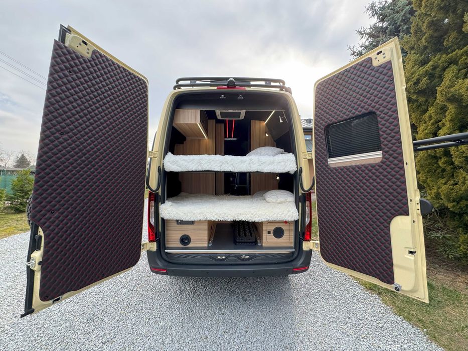 Zabudowa kempingowa busa kampera