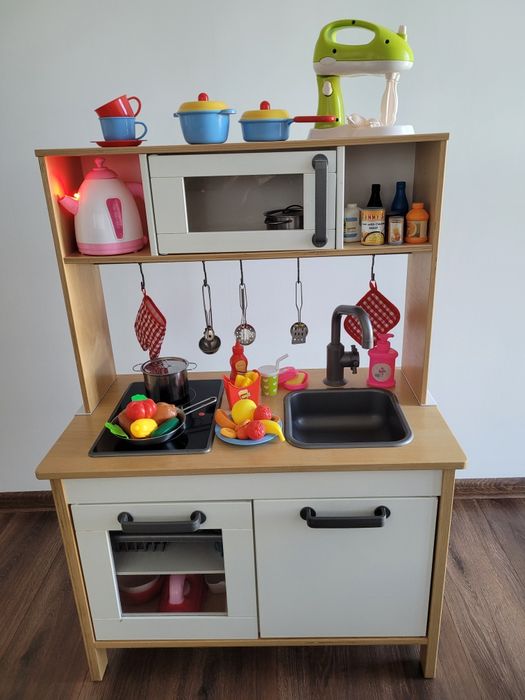 Kuchnia IKEA dla dzieci z wyposażeniem