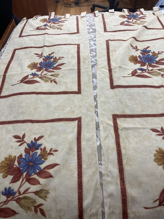 2 cortinados de varao  para janela com 50 por 130 cada