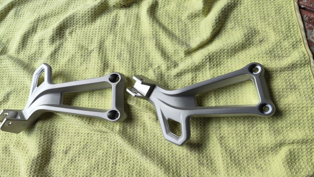 Suportes pousa pés BMW F750 GS / F850 GS