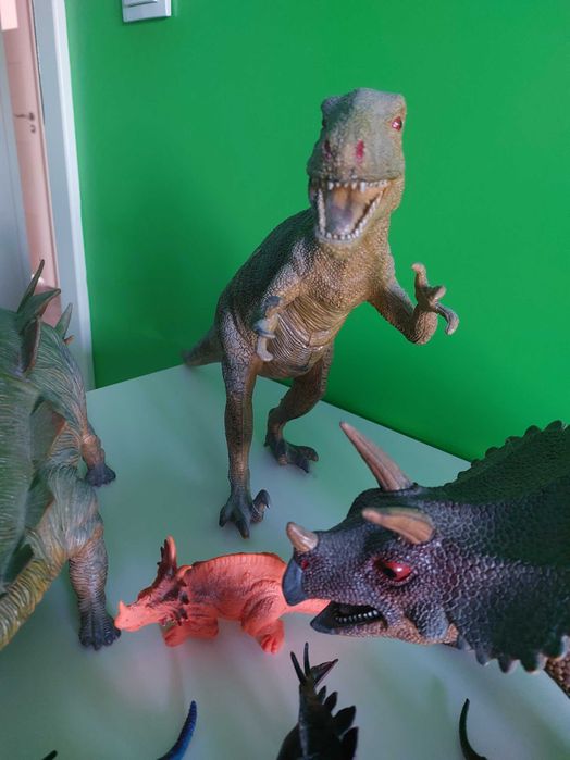 Dinozaury zabawki