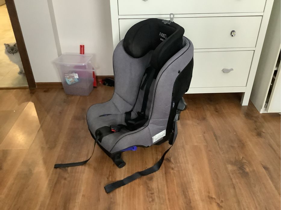 Fotelik Axkid Minikid do jazdy tyłem i przodem