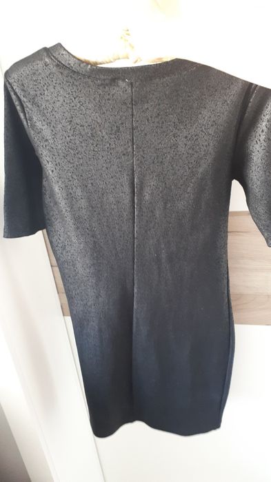 Czarna sukienka a'la skóra 40