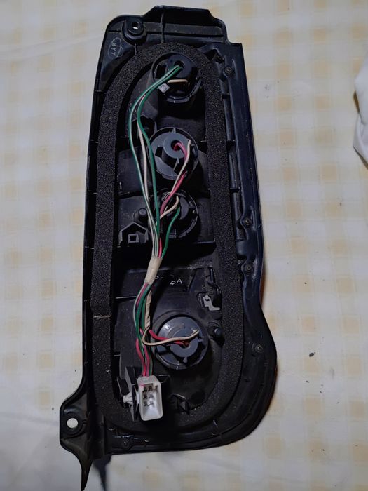Toyota Hiace, Farol traseiro completo.