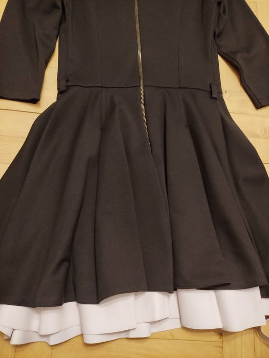 Czarna klasyczna sukienka z białą podszewką mała czarna