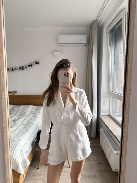 Женский деловой сарафан белый с шортами костюмчик