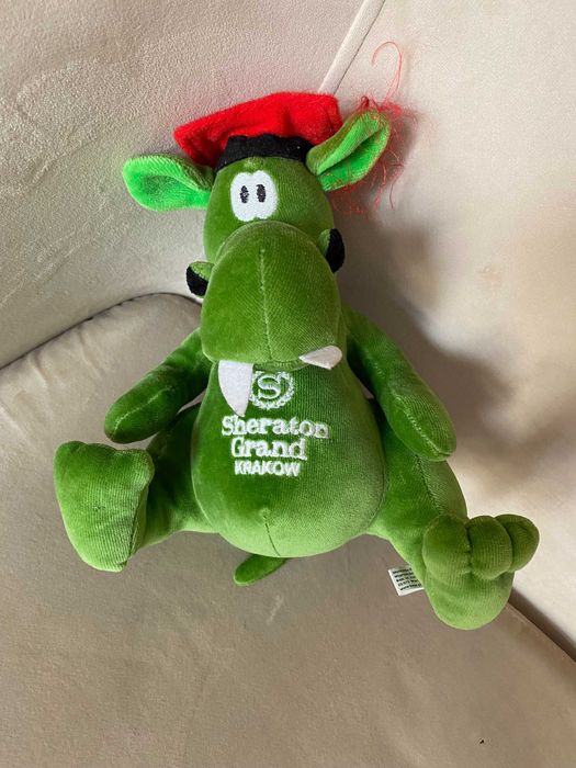 Smok Wawelski pluszowa zielona  maskotka w czapce krakowskiej 20cm