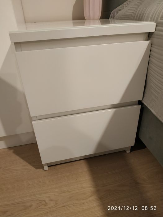 Dwie białe szafki nocne Malm wraz z białym szkłem ochronnym.