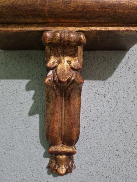 Pianha de madeira dourada