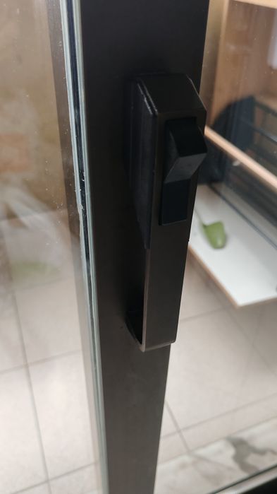 Janelas cor bronze com vidro duplo e estores