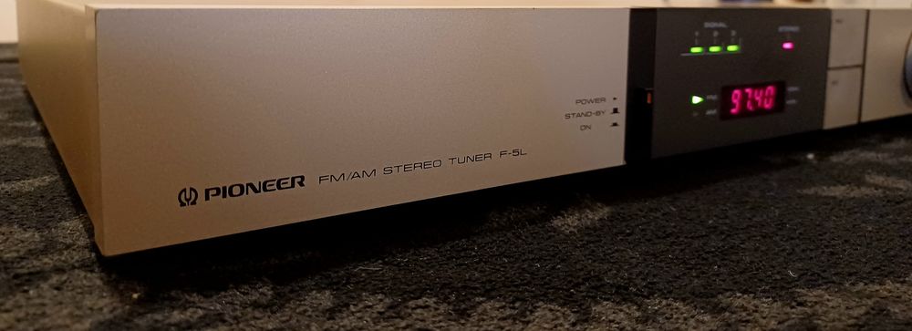 Pioneer F-5L -  AM/FM Stereo Tuner -(Communication Components - Gold)