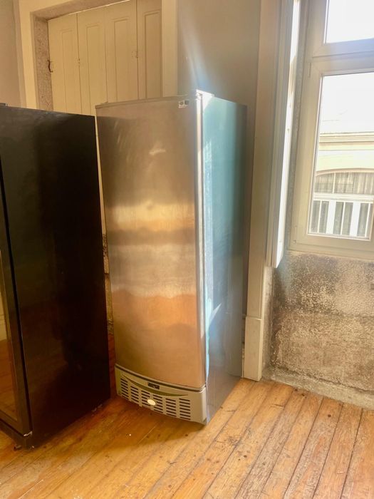 Arca congeladora vertical em inox