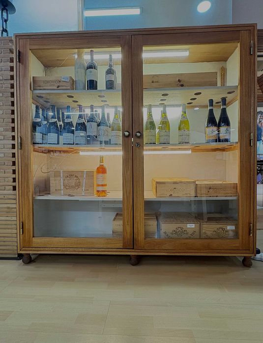 Armário de madeira e vidro para exposição ou armazenamento.