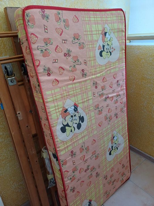 Дитяче ліжечко з матрацом