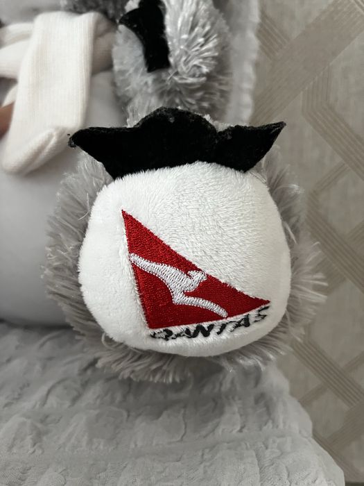 игрушка-коала, с вышитым на нем логотипом авиакомпании Qantas.