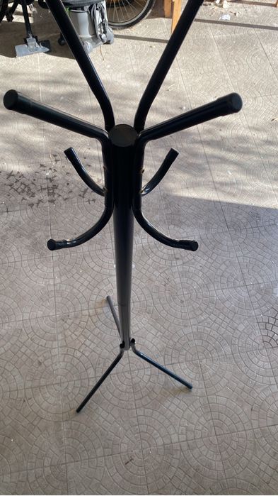 Cabide de pé preto em metal