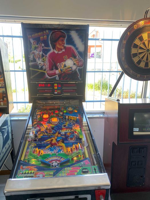 Máquina de Flippers Mundial 90 – Retro Gaming com Estilo