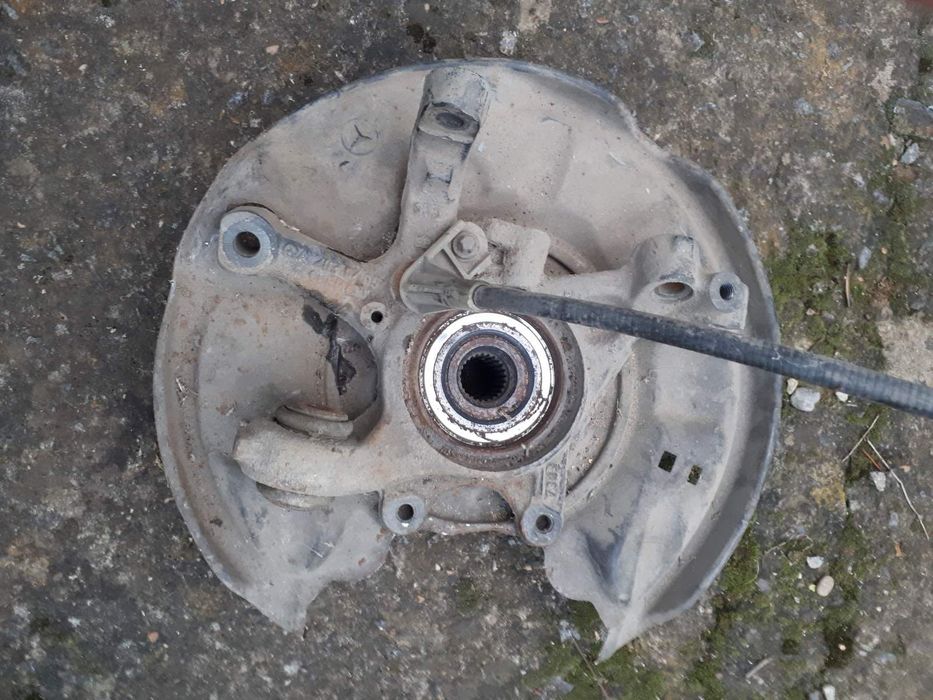 Ступиця задня права Мерседес W203 Цапфа А 2030405