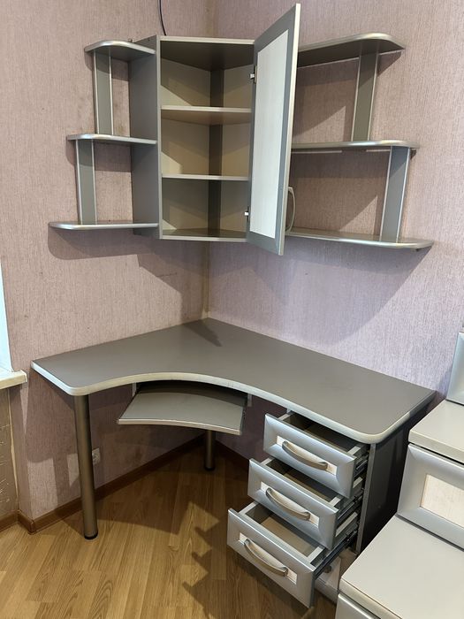 Двоярусне ліжко з меблями та робочим столом