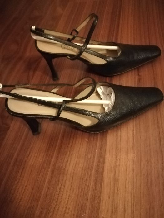 Sandálias em pele, muito elegantes