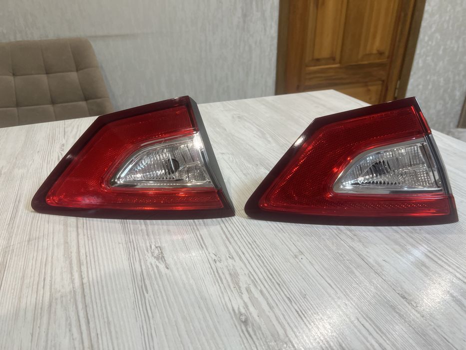 DS7313A603AD Ford Фонарь задний левый внутренний