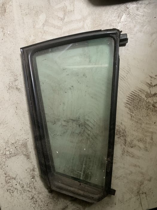 Скло форточка Mazda 3 bk