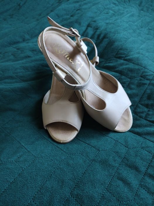 Skórzane sandały na obcasie rozmiar 37