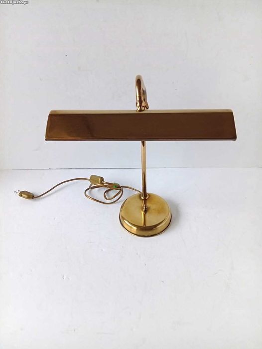 Candeeiro dourado de secretária