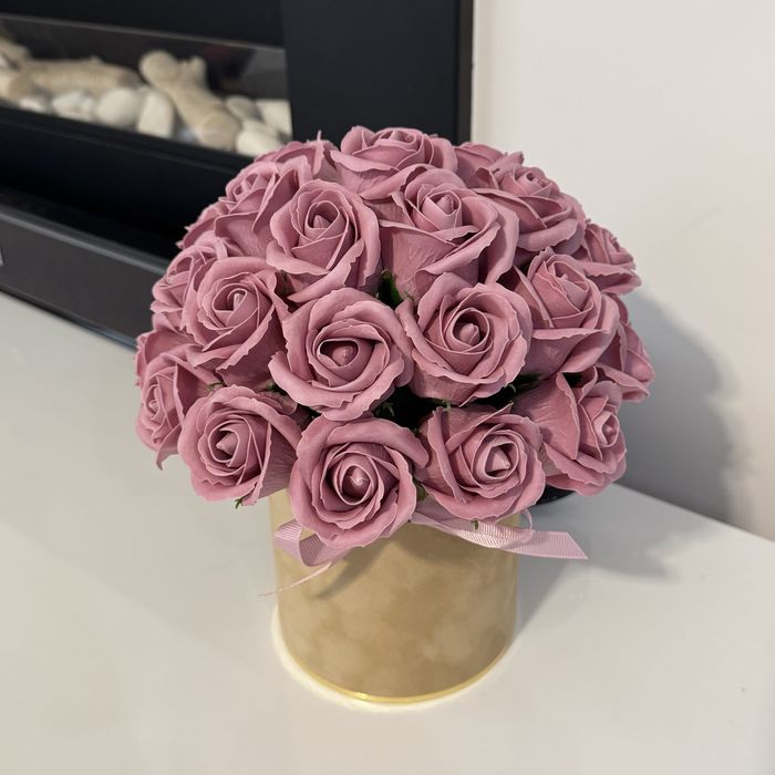 Flowerbox z różami mydlanymi w odcieniach beżu i różu