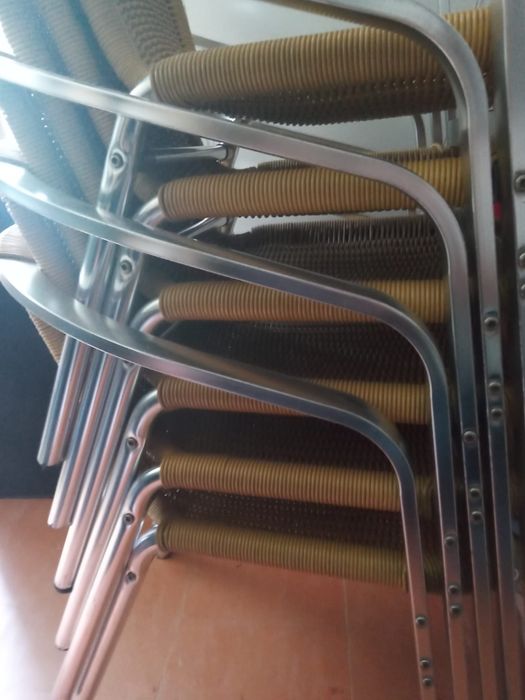 Krzesła ogrodowe  z grubszego, masywnego aluminium z technoratanem.