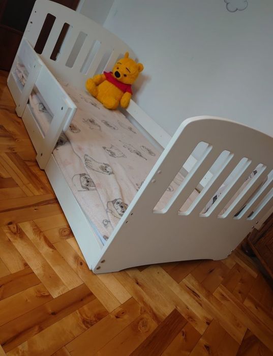 Łóżko z materacem