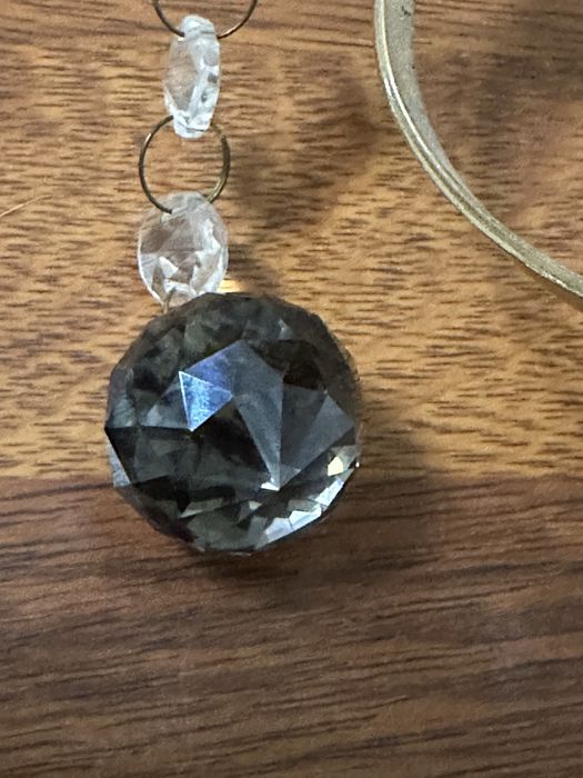 Продається люстра в золотому кольорі.