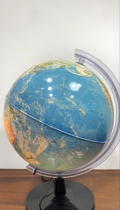 Globo terrestre iluminado.